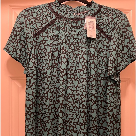 NWT Torrid short sleeve georgette green heart top - Picture 1 of 7